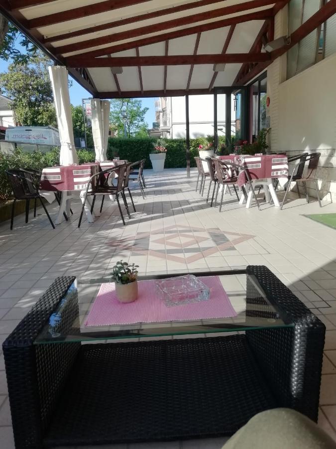 Hotel Goldene Rose Римини Экстерьер фото