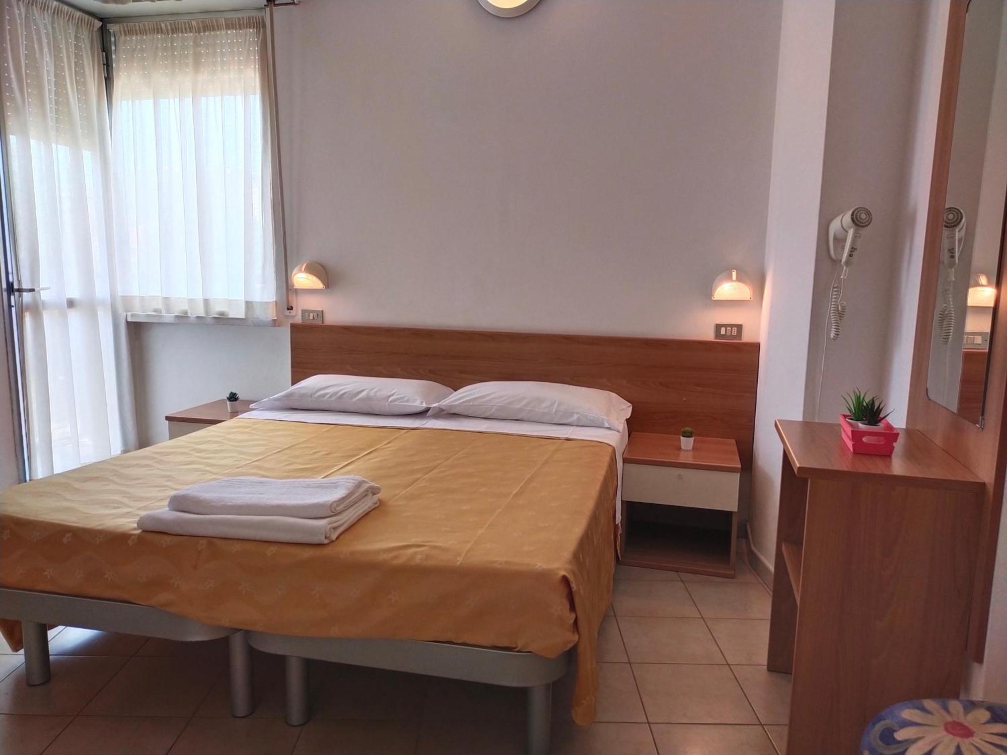 Hotel Goldene Rose Римини Экстерьер фото