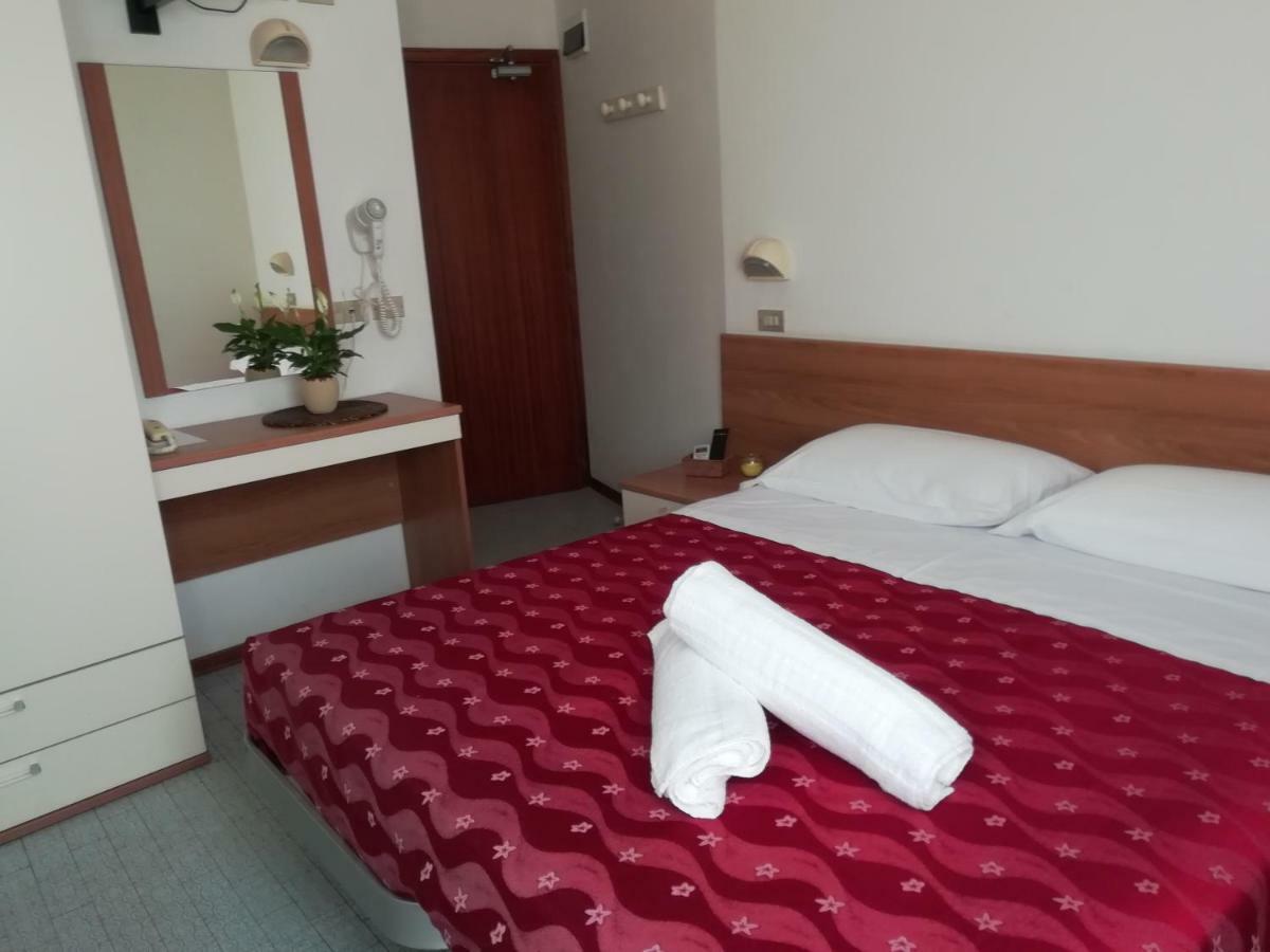 Hotel Goldene Rose Римини Экстерьер фото